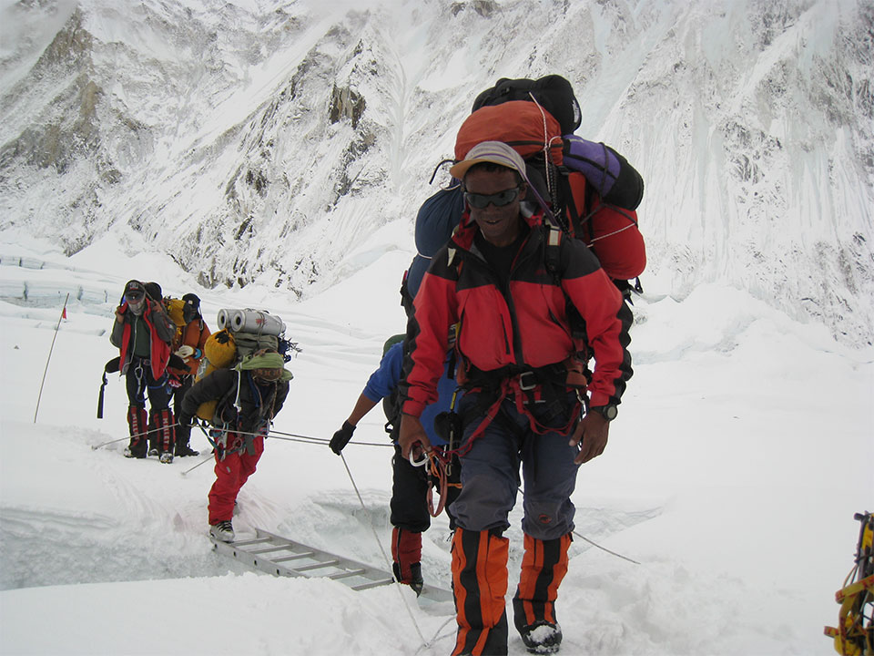 Pansang Gombu and the sherpas cler the mountain in one hit